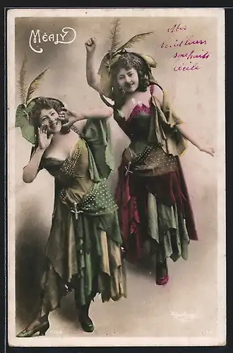 Foto-AK Atelier Reutlinger, Paris: Mealy, Junge Frauen lachend mit Federhüten