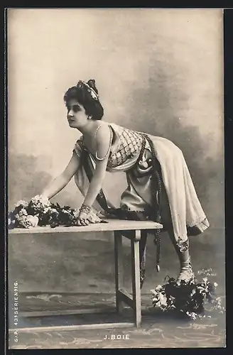 Foto-AK Atelier Reutlinger, Paris, Schauspielerin Boie klettert auf einen Tisch