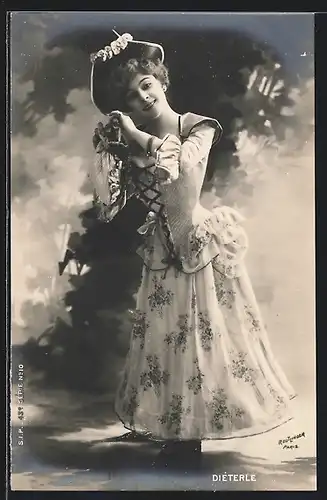 Foto-AK Atelier Reutlinger, Paris: Schauspielerin Dieterle mit Hut u. Tächchen im geblümten Kleid
