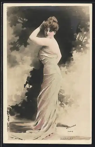 Foto-AK Atelier Reutlinger, Paris: Schauspielerin Darnley in Tuch gehüllt