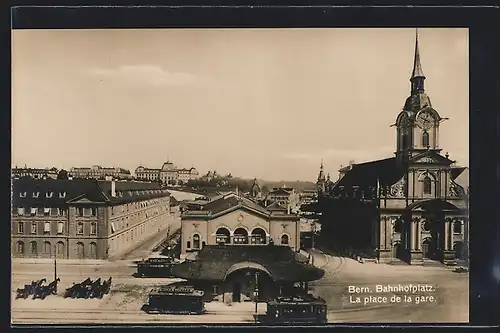 AK Bern, Bahnhof mit Heiliggeistkirche und Burgerspital, Place de la Gare, Strassenbahnen, Pferdekutschen