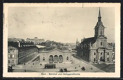 AK Bern, Bahnhof und Heiliggeistkirche mit Strassenbahn