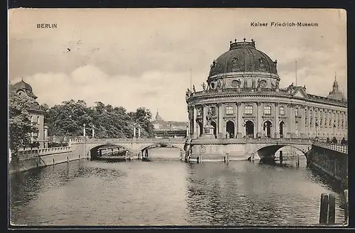 AK Berlin, Flusspartie am Kaiser Friedrich-Museum