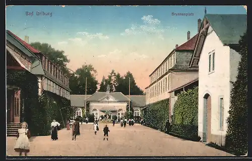 AK Bad Driburg, belebte Strassenpartie am Brunnenplatz