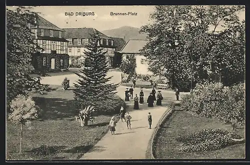 AK Bad Driburg, Partie am Brunnen-Platz mit Passanten