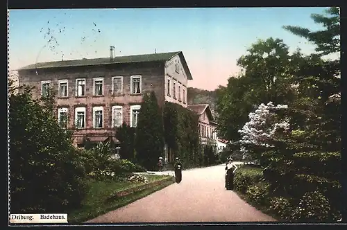 AK Driburg, Wegpartie vor dem Badehaus mit Passanten