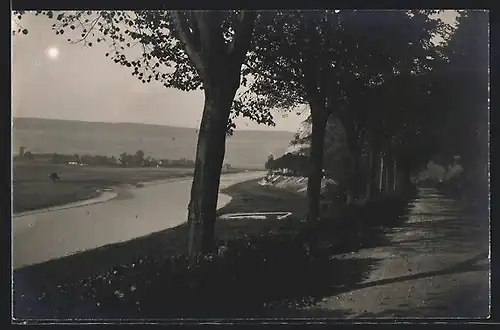 AK Grave, Partie an einer Allee am Fluss