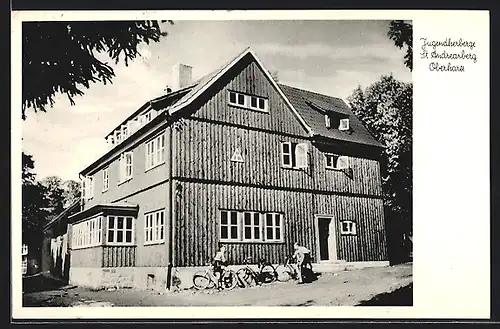 AK St. Andreasberg /Oberharz, zwei Kinder mit Fahrrädern vor Jugendherberge