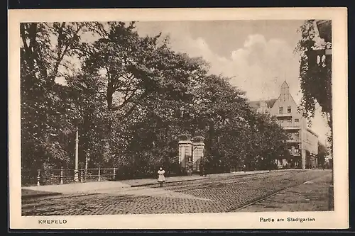 AK Krefeld, Partie mit Kind am Stadtgarten