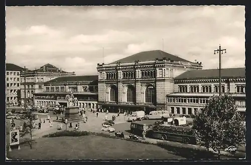 AK Hannover, Denkmal und Reisebusse vor dem Hauptbahnhof