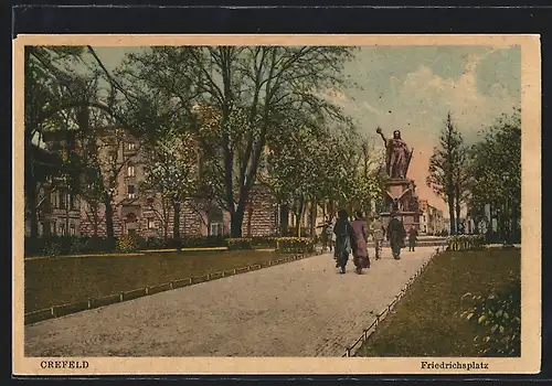 AK Crefeld, Partie mit Spaziergängern am Friedrichsplatz