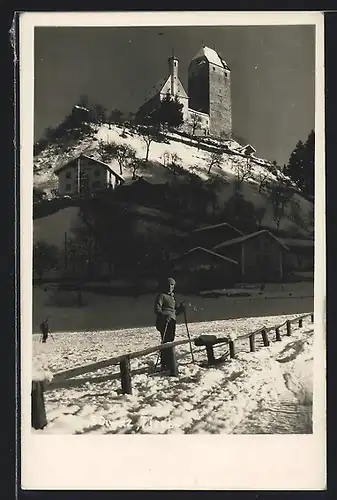 Foto-AK Schwaz, Skifahrerin vor dem Schloss Freundsberg