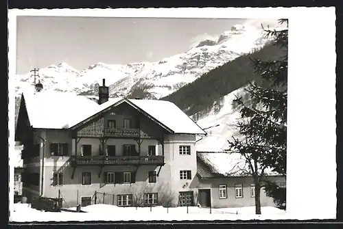 AK Neustift im Stubai, Haus im Winter gegen Gebirgsmassiv