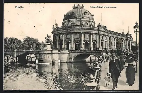 AK Berlin, Kaiser-Friedrich-Museum mit Fussgängern