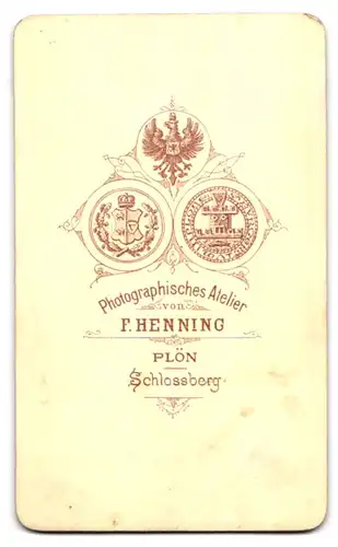 Fotografie F. Henning, Plön, Schlossberg, Hübsches Geschwistertrio mit blonden Haaren und lässigen Posen