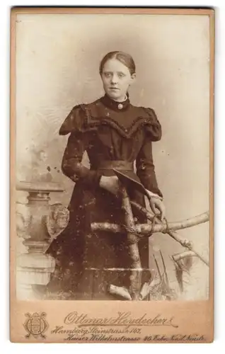 Fotografie Ottmar Heydecker, Hamburg, Steinstr. 147, Gutaussehende junge Frau mit Gürtel und Ohrringen