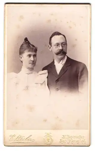 Fotografie E. Bieber, Berlin, Leipzigerstr. 128, Elegante Dame mit Hochsteckfrisur, Herr mit Brille und Schnauzer