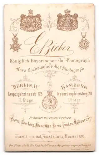 Fotografie E. Bieber, Berlin, Leipzigerstr. 128, Elegante Dame mit Hochsteckfrisur, Herr mit Brille und Schnauzer