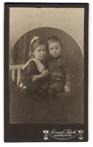 Fotografie Ernst Jörk, Garding, Niedliches Geschwisterpaar in vertrauter Pose