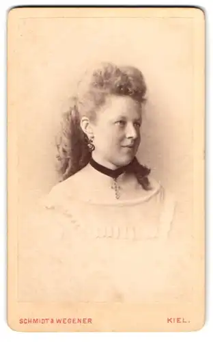 Fotografie Schmidt & Wegener, Kiel, Dänische Str. 35, Attraktive Frau mit auftoupierten Haaren und Ohrringen