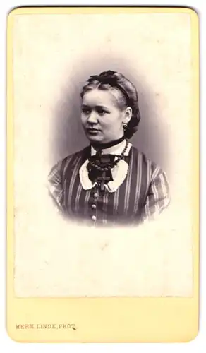 Fotografie Herm. Linde, Lübeck, Johannisstrasse 31, Hübsche junge Frau mit Haarband und Kreuzkette