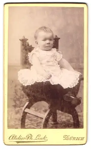 Fotografie Ph. Link, Zürich, Schiffländeplatz, Niedliches Mädchen mit blonden Haaren im weissen Spitzenkleidchen