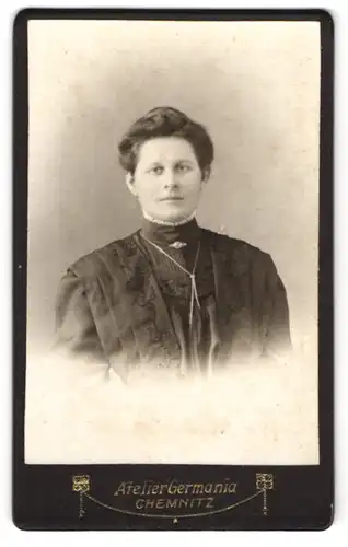 Fotografie Atelier Germania, Chemnitz, Zwickauerstr. 2p, Attraktive gutbürgerliche Dame mit Kette und Hochsteckfrisur