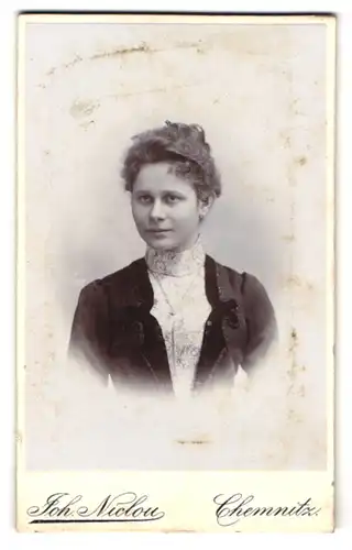 Fotografie Joh. Niclou, Chemnitz, König Str. 3 & 5, Gutaussehende junge Frau mit sanften Blick