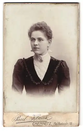 Fotografie Paul Klaus, Chemnitz, Reitbahnstr. 18, Dunkelhaarige hübsche Frau mit Ohrringen und Hochsteckfrisur