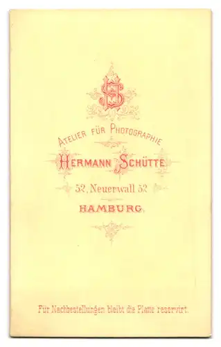 Fotografie Hermann Schütte, Hamburg, Neuer Wall 52, Ältere Dame mit unsicheren Lächeln und Ohrringen