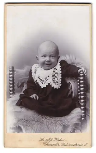 Fotografie Th. Alfred Hahn, Chemnitz, Brückenstr. 5, Niedliches kleines Mädchen blickt verzückt zum Fotografen