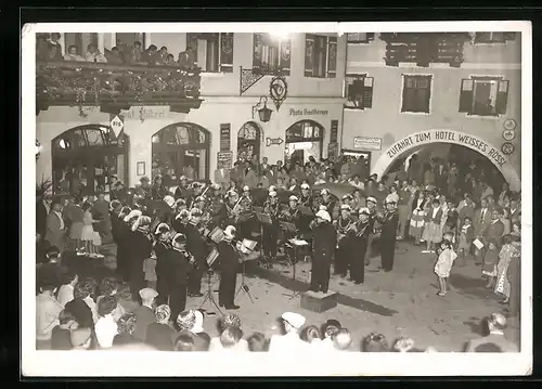 AK St. Wolfgang am Wolfgangsee, Militärorchester spielt ein Konzert vor der Zufahrt zum Hotel Weisses Rössl