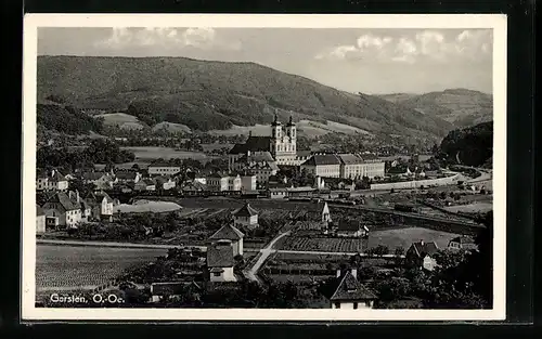 AK Garsten /O.-Oe., Ortsansicht mit Kirche vor Hügelkette