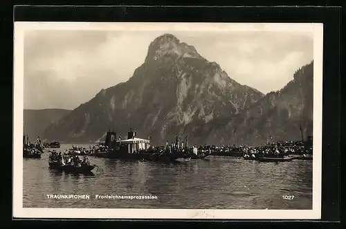 AK Traunkirchen, Fronleichnamsprozession auf dem Wasser gegen Berg