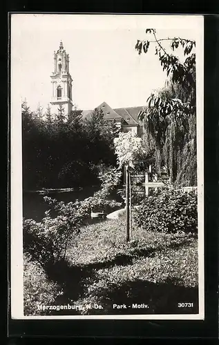 AK Herzogenburg /N.-Oe., Parkpartie mit Kirche und Trauerweide