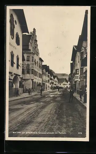 AK Matrei am Brenner, Strassenansicht mit Rathaus und Leuten