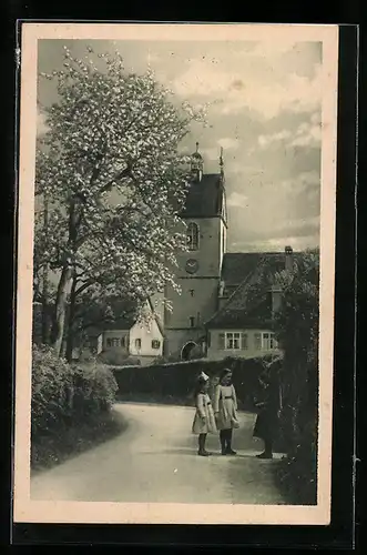 AK Bregenz a. B., drei Mädchen vor der Stadt-Pfarrkirche