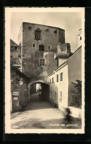 AK Dürnstein an der Donau, Kind am Stadttor