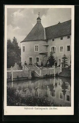 AK Gallspach /Ob.-Öst., Uferpartie am Schloss mit einer Gruppe von Männern