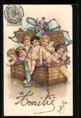 Künstler-AK Kleine Engel schauen aus einer Weidentruhe, Schleife und lilane Blümchen