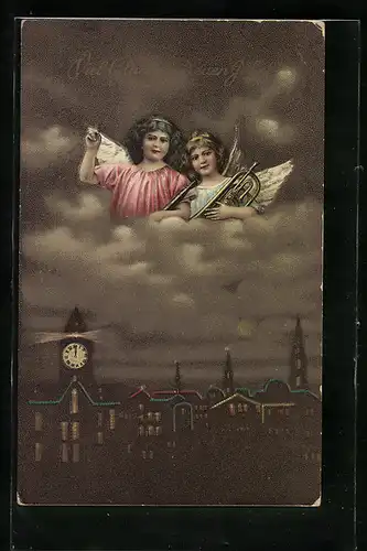 Künstler-AK Neujahrsengel mit Flöte und Posaune schauen auf die Stadt herab, Neujahr