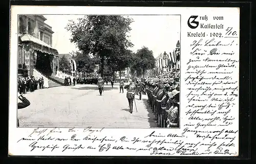 AK Krefeld, Kaiserfest 1902, Strassenpartie mit Soldaten