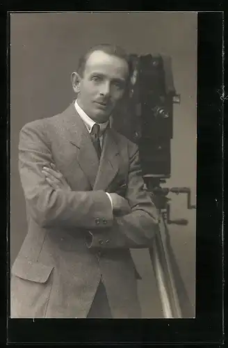 Foto-AK Fotograf im Anzug neben seinem Fotoapparat