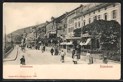 AK Rüdesheim / Rhein, Passanten auf der Rheinstrasse