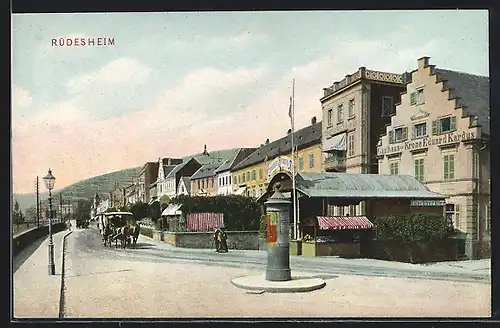 AK Rüdesheim / Rhein, Strassenpartie mit Gasthaus zur Krone und Litfasssäule