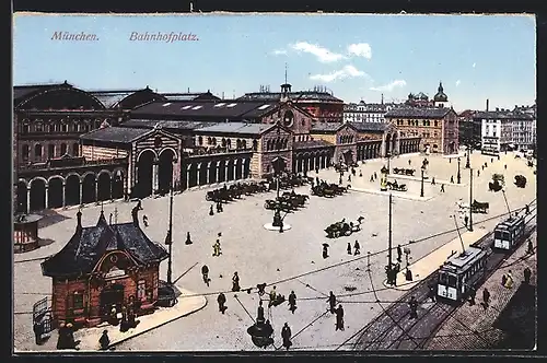 AK München, Bahnhofplatz mit Strassenbahnen, Blick auf den Bahnhof