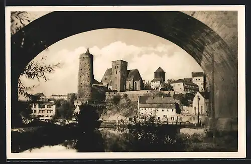 AK Bautzen, Blick zur alten Wasserkunst durch Torbogen