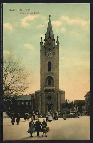 AK Raguhn / Anhalt, Kirche mit Kindern auf dem Vorplatz