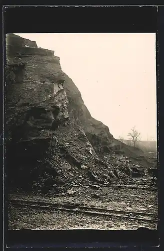 Foto-AK Siggenthal, Steinbruch mit Gleise für die Förderwagen
