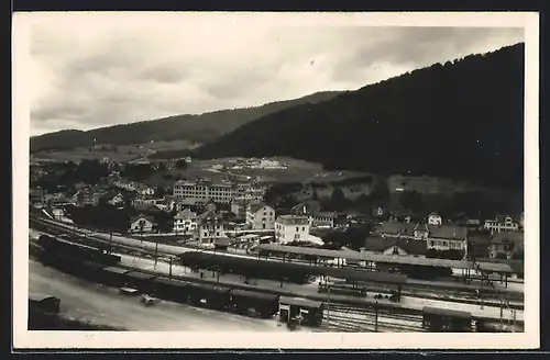 AK Moutier, Ortsansicht mit Bahnhof aus der Vogelschau